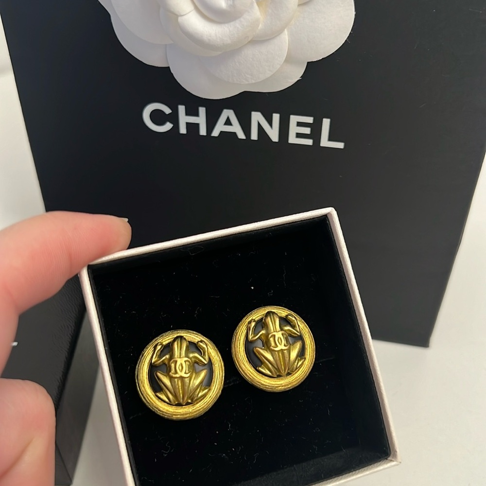 CHANEL GOLD BLACK Frog Earrings Clip ons Size 7/8” - Picture 1 of 12
